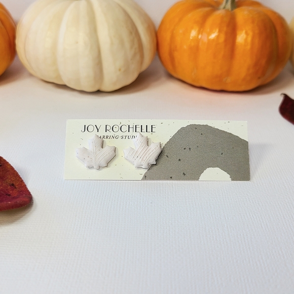 Maple leaf studs - Picture 1 of 1